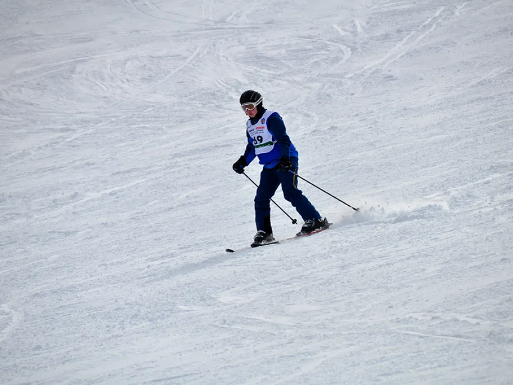 Skifahrer im unteren Streckenteil auf freier Piste.